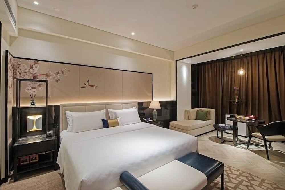 Elegant  Room, 1 King Bed photo 2