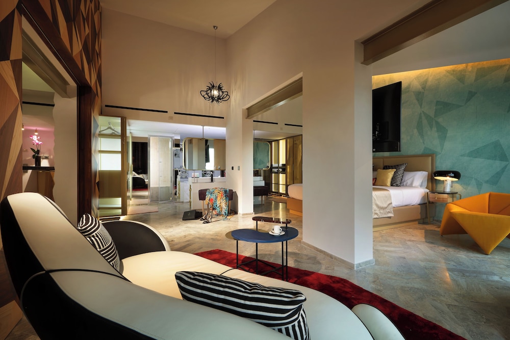 Size Does Matter Suite Single Use - Entrance to Ushuaia Club Included