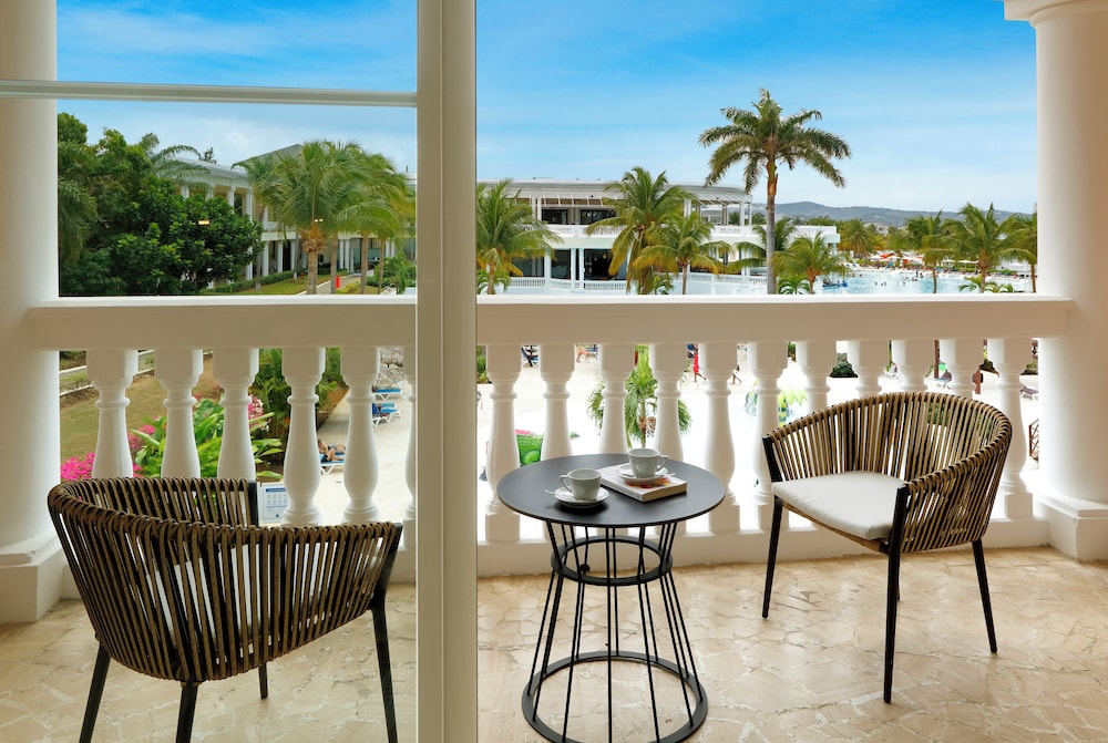 Junior Suite, Poolside