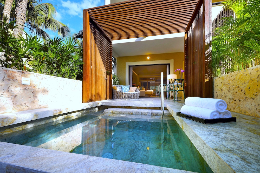 Junior Suite Private Pool Poolside