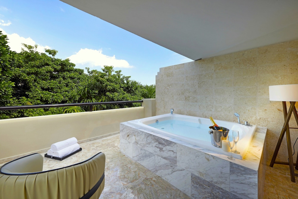 Junior Suite Jacuzzi Terrace Poolside thumbnail 5