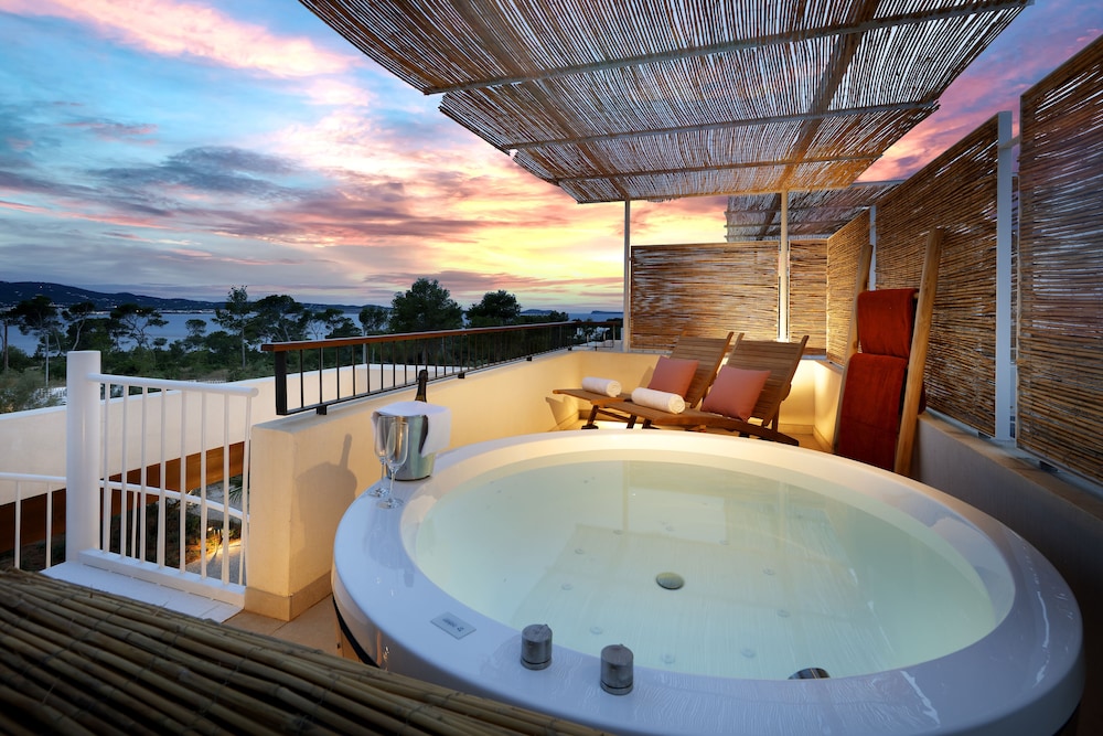 Junior Suite, Terrace (Signature Level, Rooftop Jacuzzi) - Club Access Included