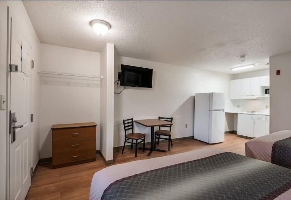 Economy Studio, 1 Queen Bed photo 2