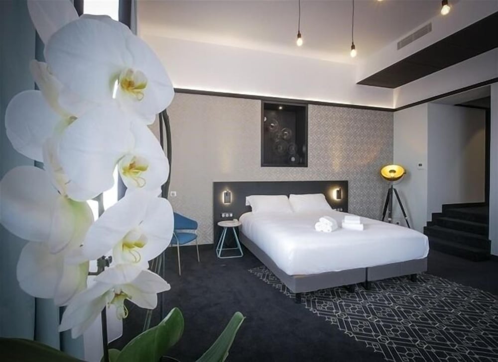 Premium Room, 1 King Bed, Non Smoking - Photo 1