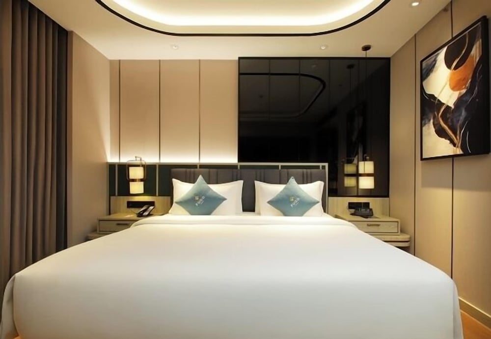King Bed Premier Pool - Photo 3