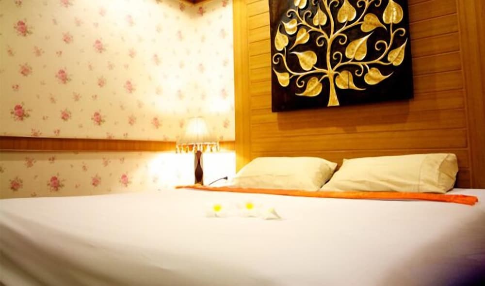 Deluxe Room, 1 King Bed thumbnail 6