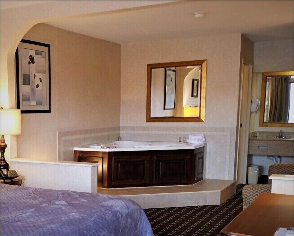 Deluxe Room, 1 King Bed, Non Smoking, Hot Tub photo 2