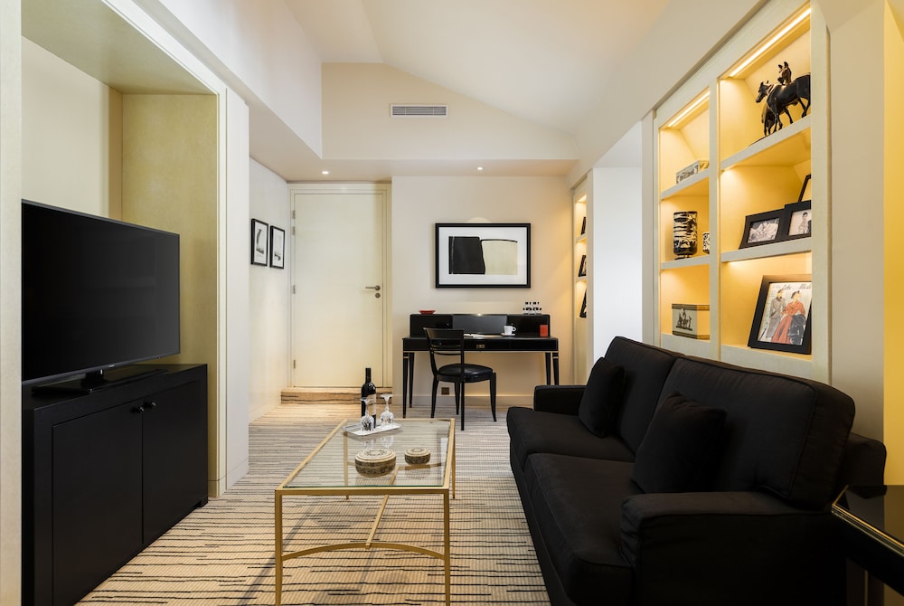Suite, 1 King Bed, City View photo 2