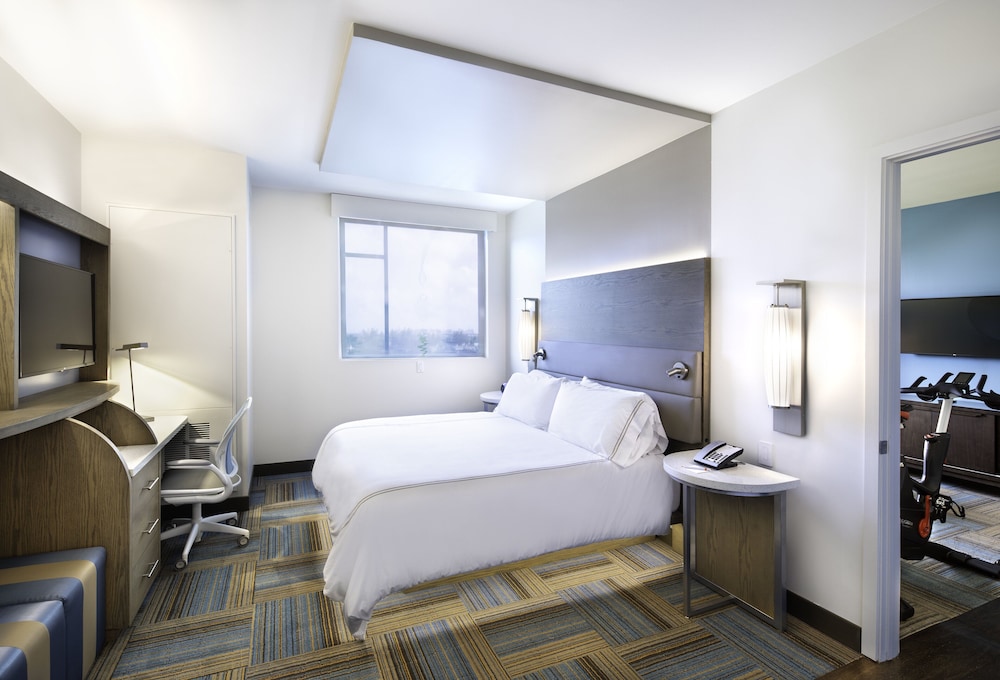 Standard Room, 1 King Bed, Lake View - Photo 6