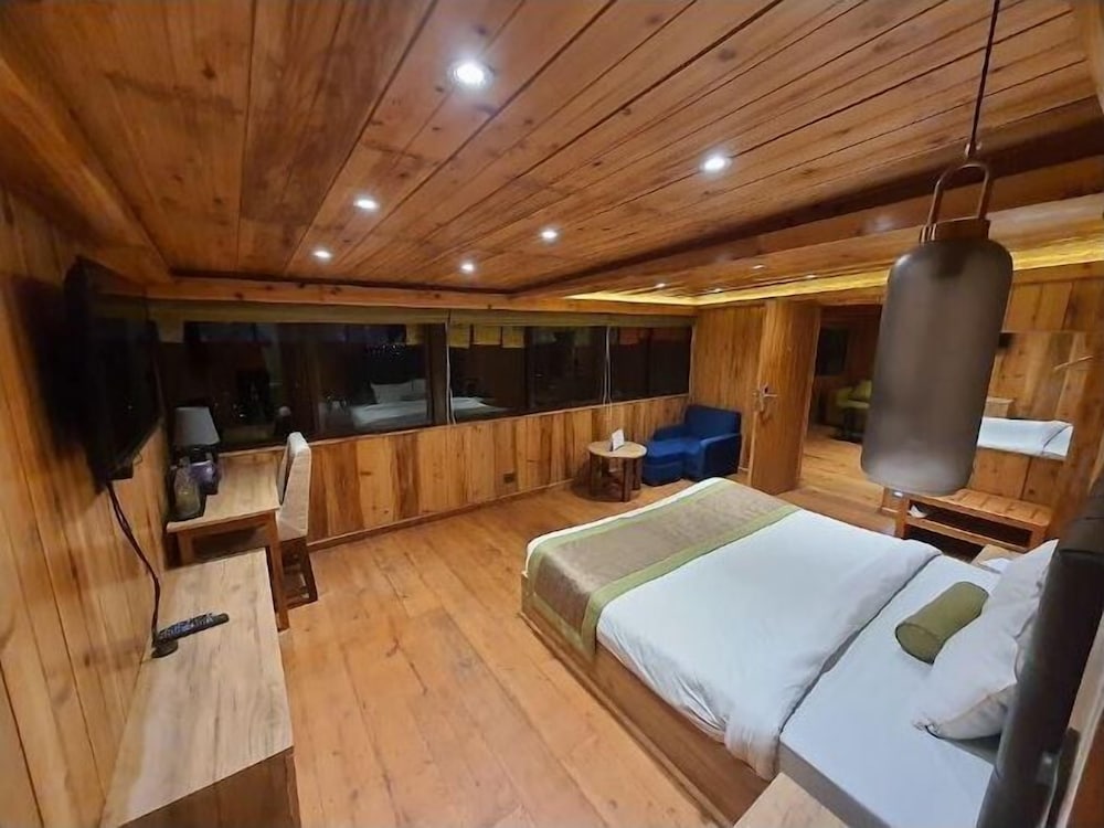 Attic Room - Photo 4