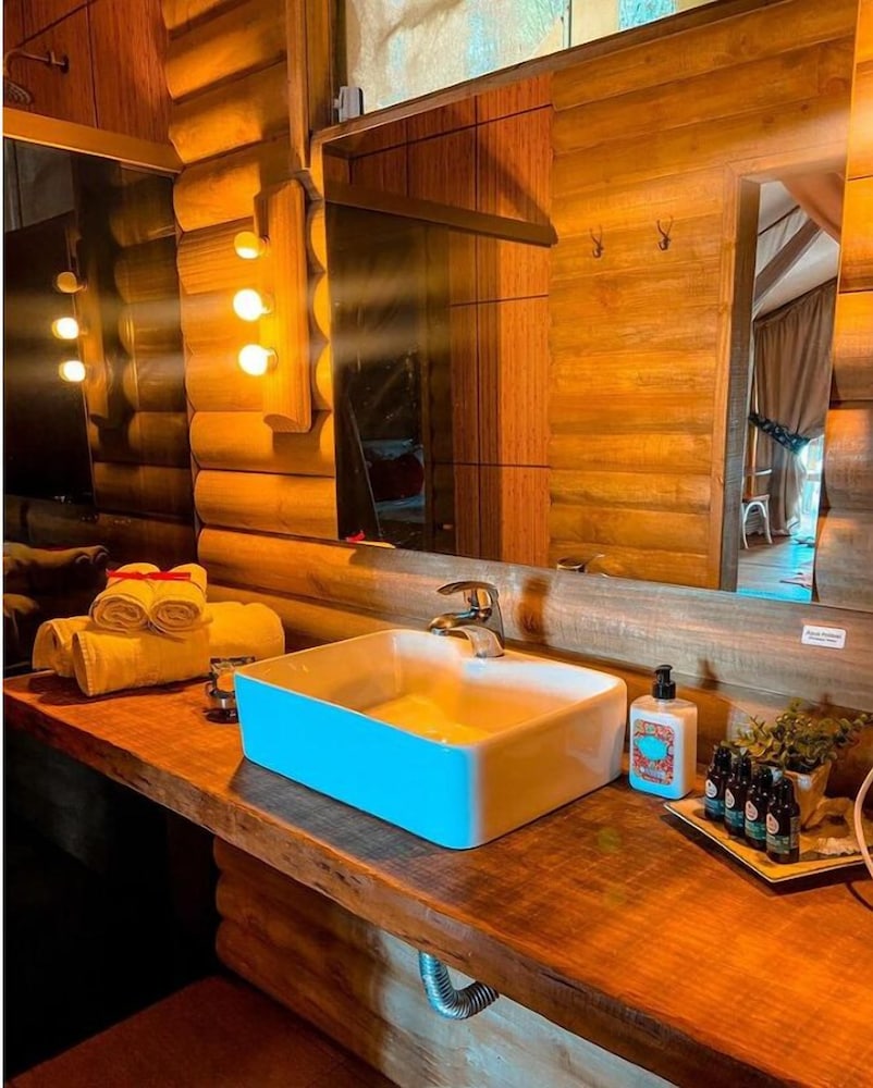 Deluxe Cabin, Partial Lake View - Photo 7