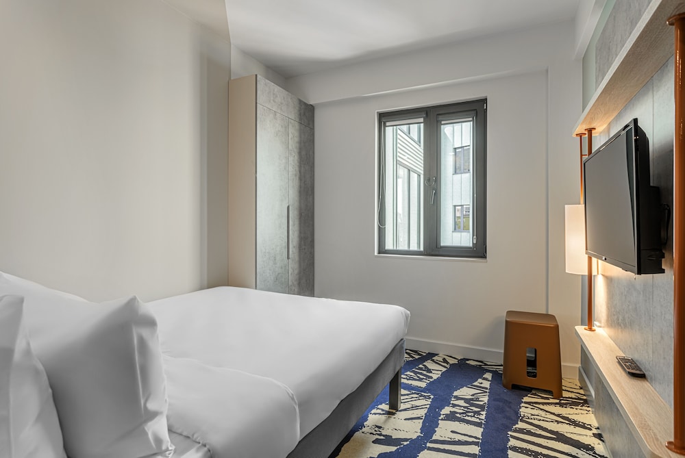 Standard Room, 1 Queen Bed - Photo 7