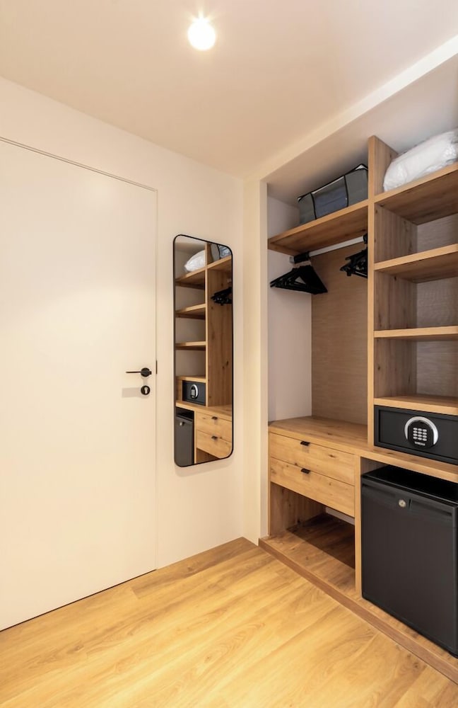 Standard Triple Room, City View - Photo 8
