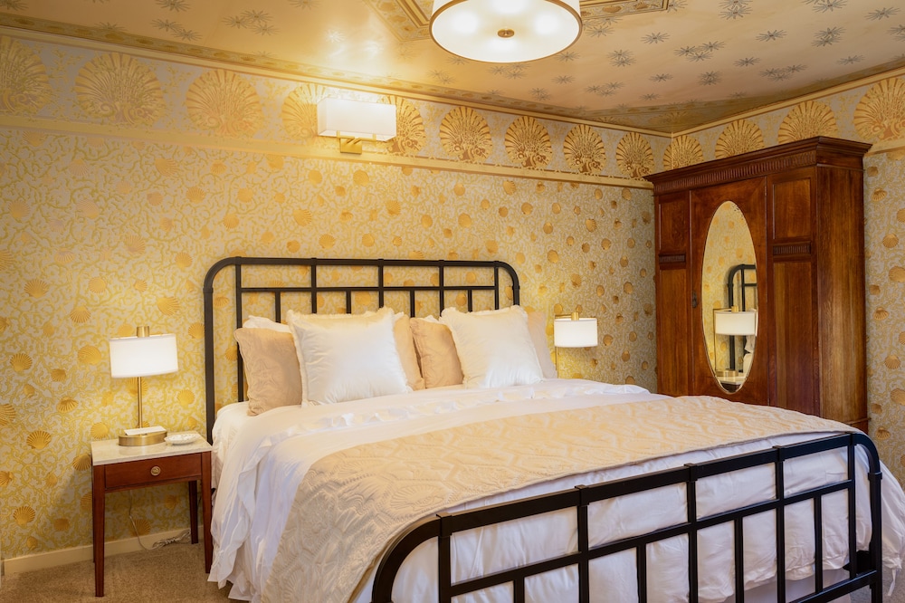 Luxury Room, 1 King Bed, Fireplace, Garden View photo 1