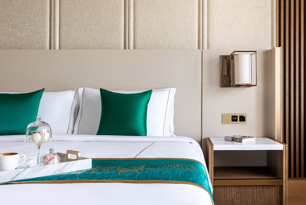 Luxury Suite Sea View King Bed with Sofa Bed and Club Lounge Access