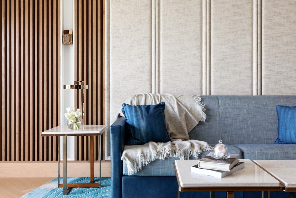Luxury Suite Palm Sea View King Bed with Sofa Bed and Club Lounge Access - Photo 8