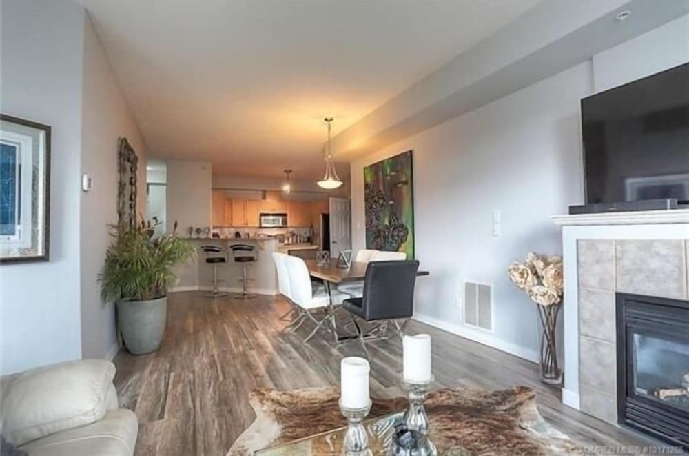 Deluxe Condo, 2 Bedrooms, Pool View photo 3