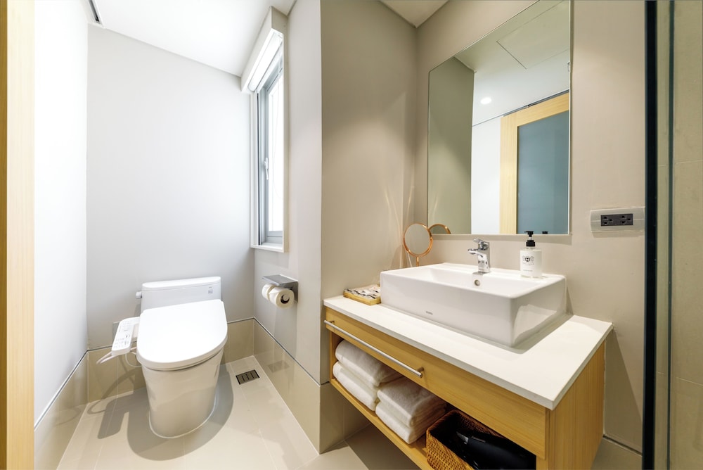 Deluxe Twin Room thumbnail 6