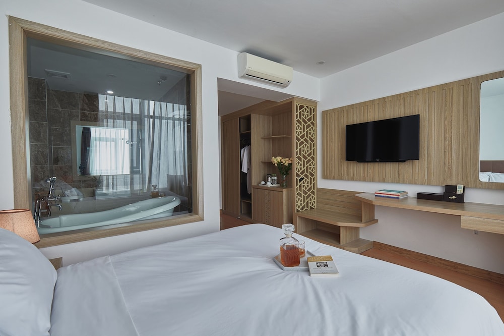 Deluxe Room, 1 Double Bed, Bathtub, Mountain View photo 1