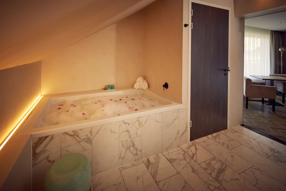 Junior Suite with whirlpool photo 3