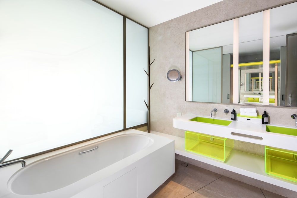 Spectacular Queen Room, 2 Double Beds, High Floor City View photo 3
