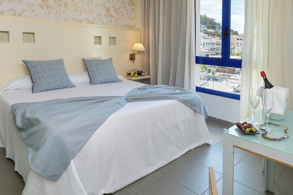 Romantic Room parentheses (cava, chocolates and roses)