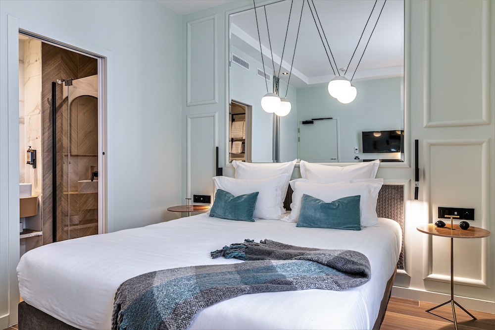 Superior Room, 1 Queen Bed photo 3