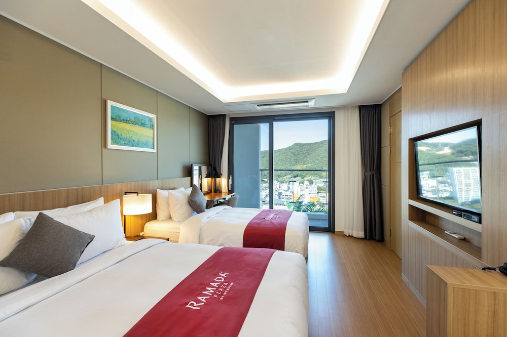 Room, Non Smoking (1 Dbl Bed, 1 Sg Bed, 3 Bedding Sets) - Photo 3