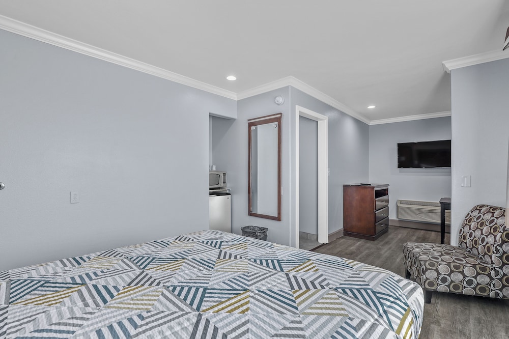 Standard Suite, 2 Queen Beds, Non Smoking, Refrigerator & Microwave - Photo 6