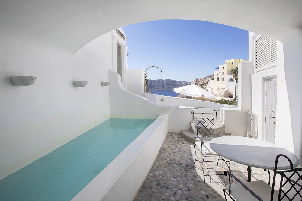 Double Room with Sharing Plunge Pool and Partial Caldera View