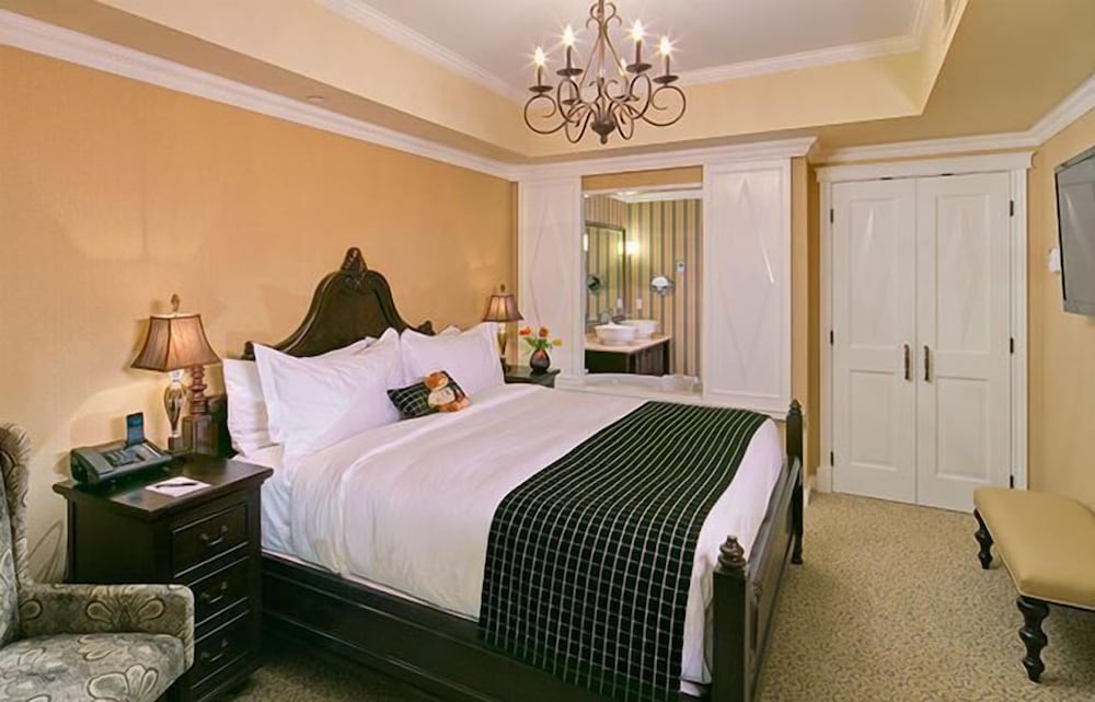 One Bedroom Suite, Partial Ocean View, King - Photo 1