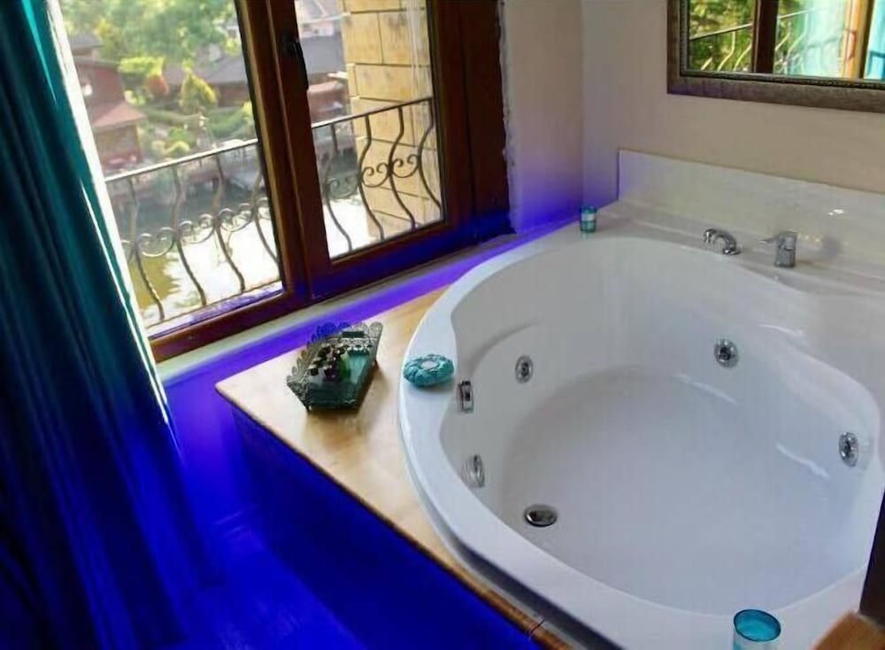 Deluxe Double Room, Jetted Tub, River View photo 2