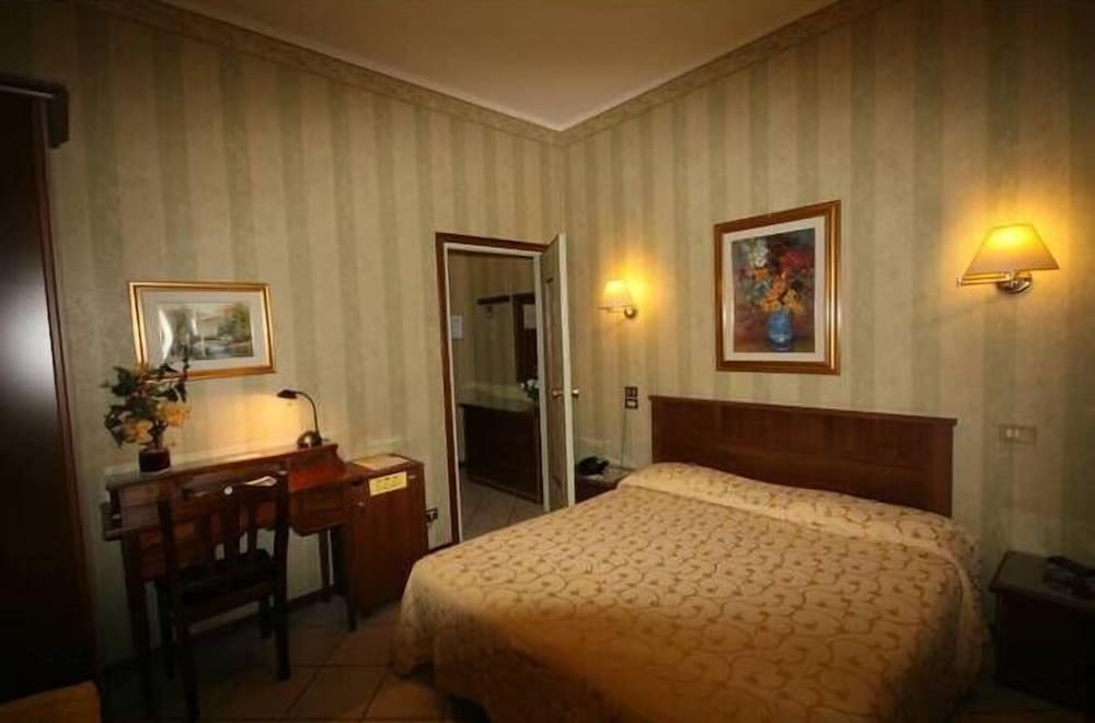 Double Room - Photo 10