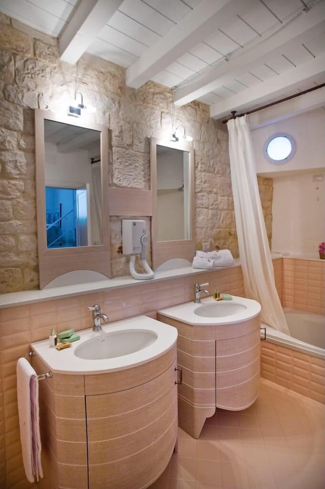 Luxury Duplex, Jetted Tub photo 3
