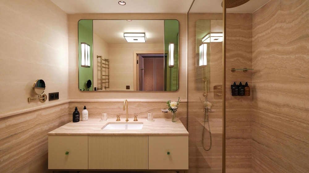 Executive Room - Photo 12