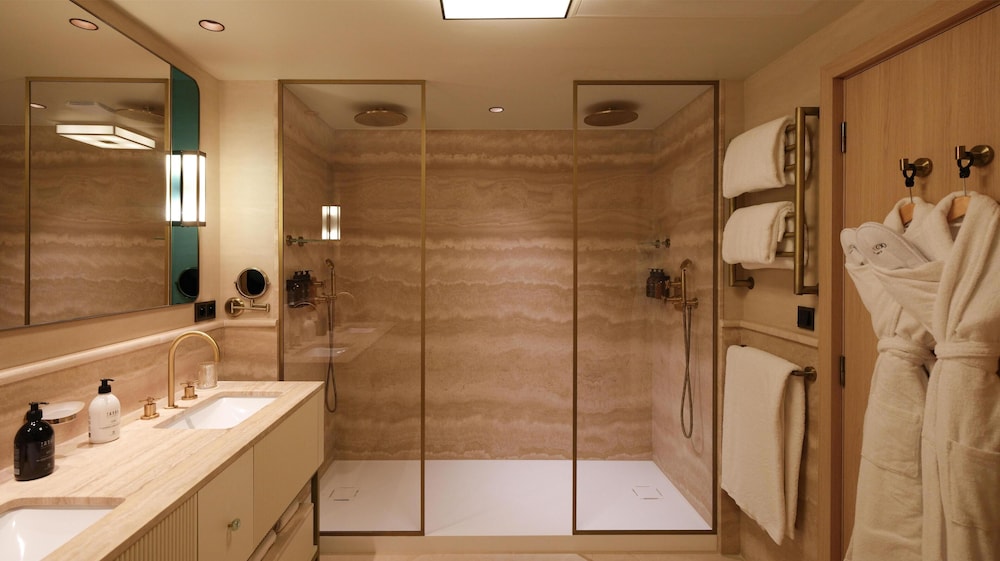 Suite, Pool View - Photo 10