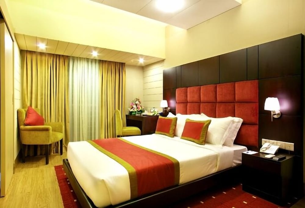 Deluxe Double Room, 1 Queen Bed, Smoking, Executive Level photo 2