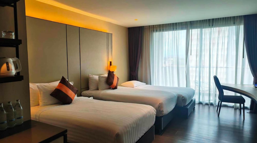 Superior Room, 3 Twin Beds, Non Smoking, Balcony (Shower Only) photo 1