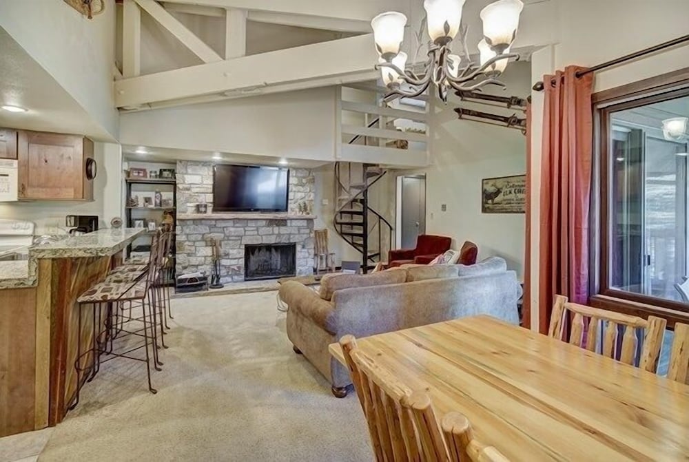 Condo, 2 Bedrooms