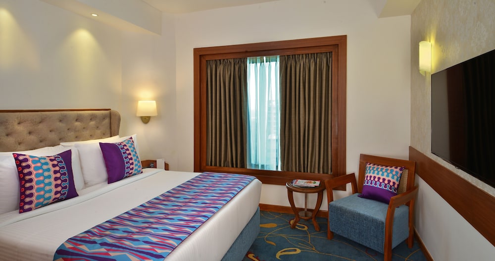 Suite, 1 Queen Bed, City View (Executive Suite) - Photo 2