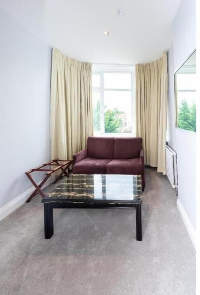 Deluxe Double Room, Ensuite photo 2