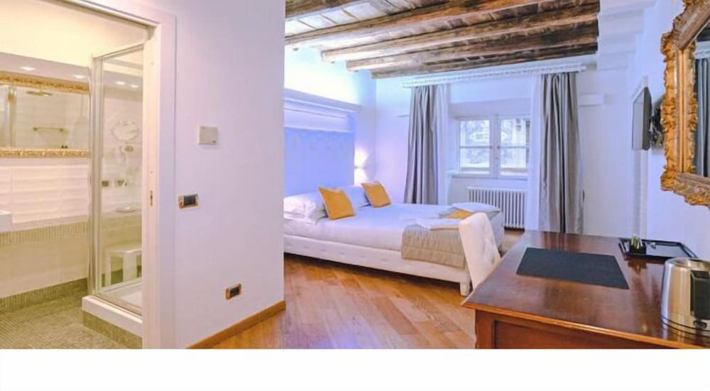 Junior Triple Room, City View (Trevi)