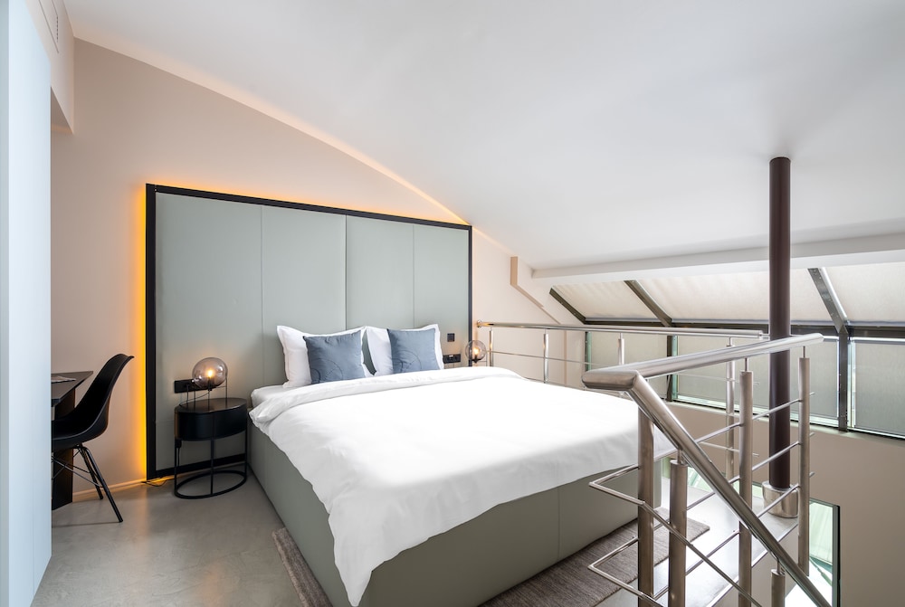 Duplex, 1 Bedroom - Photo 2
