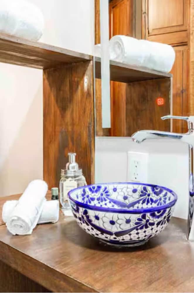 Room, 1 Queen Bed, Private Bathroom, photo 6