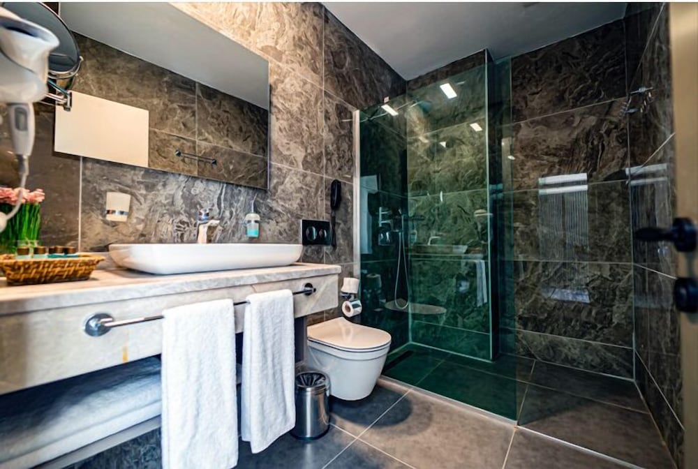 Honeymoon Suite photo 3