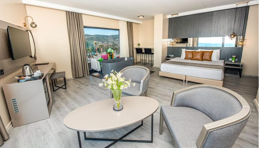 Honeymoon Suite photo 2