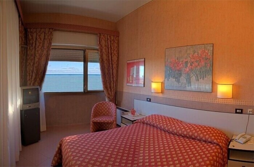 Double Room, 1 Double or 2 Twin Beds, Sea View photo 3
