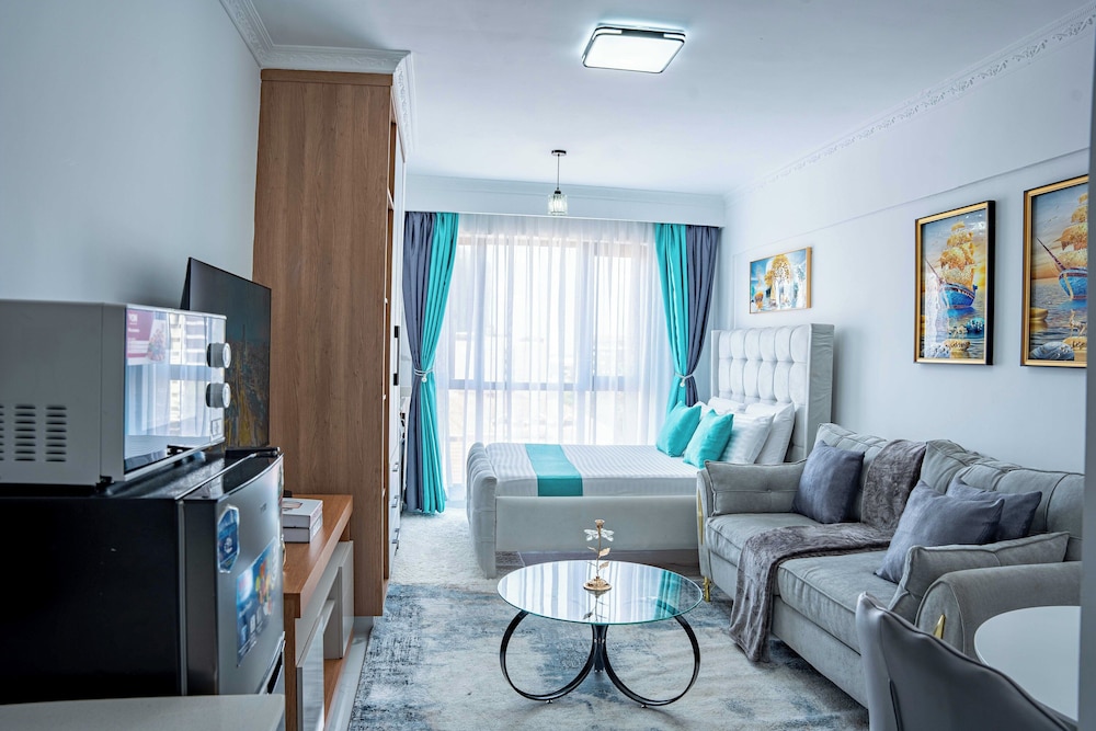 Superior Studio, 1 King Bed, Private Bathroom, City View