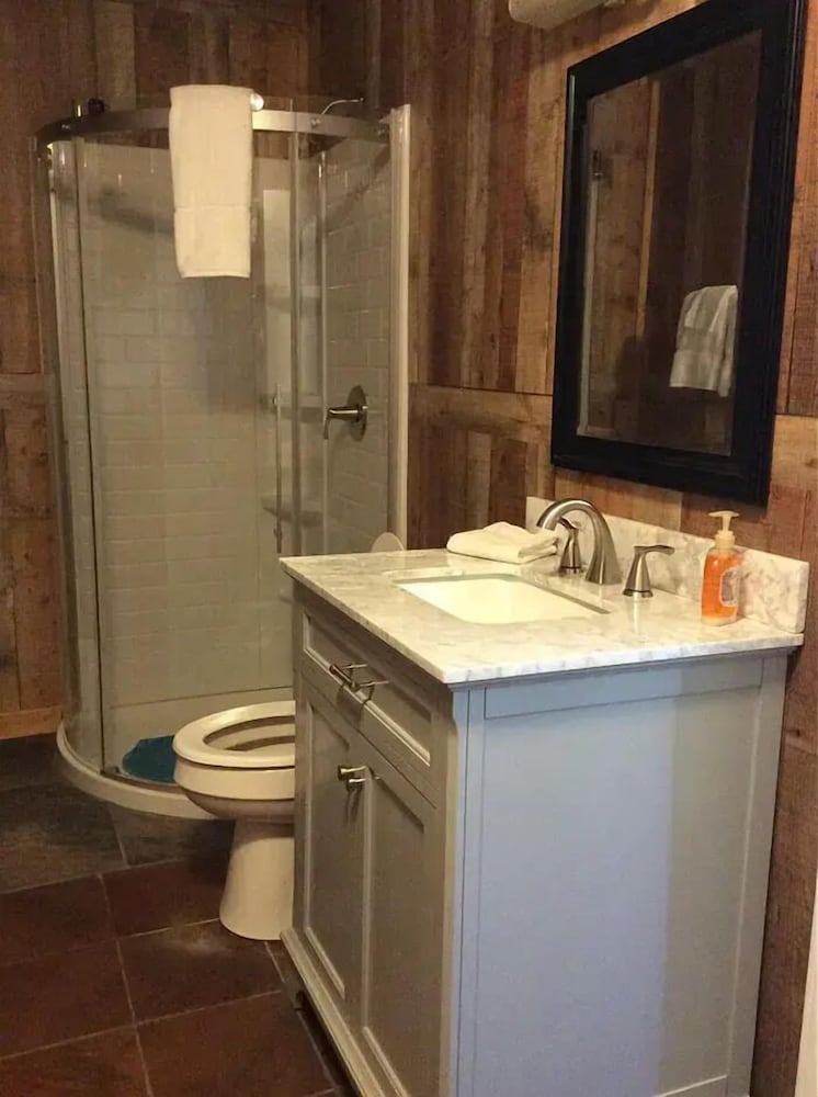 Mary's Valley View, Deluxe 1 Bedroom, Kingbed, Valley View, Upstairs Unit