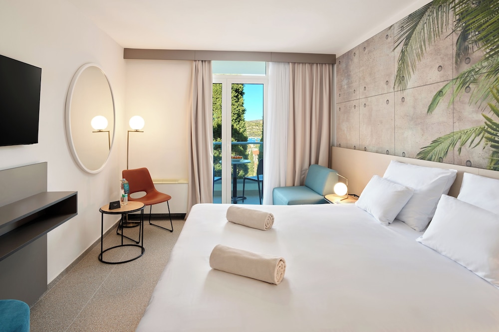 Standard Triple Room, Balcony - Photo 1